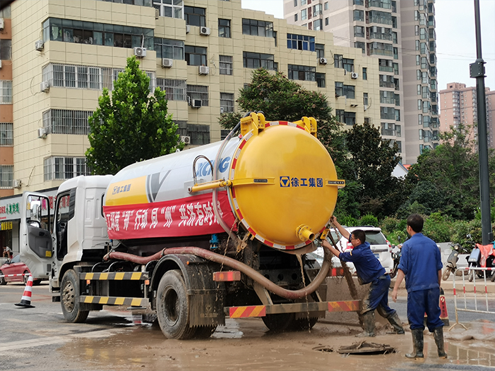 优发国际吸污车驰援郑州特大暴雨