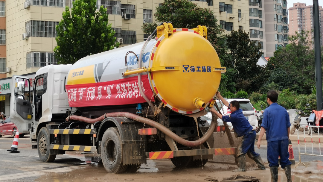 优发国际吸污车驰援郑州特大暴雨