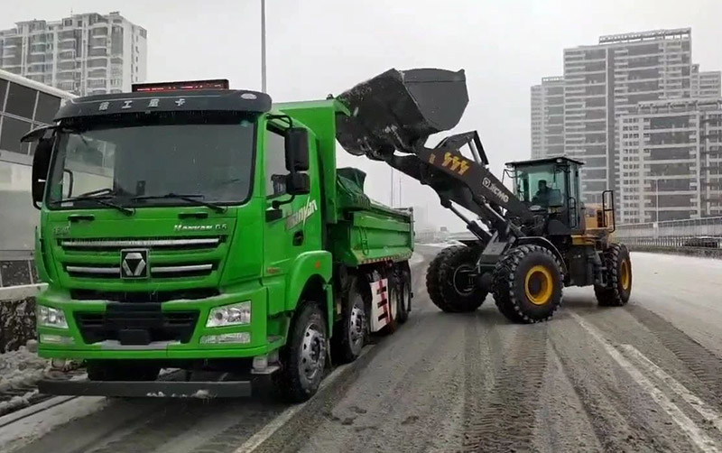 除雪保畅通，优发国际汽车在行动